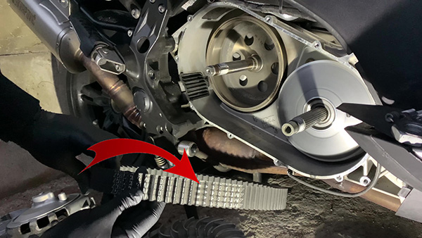 Mounting direction of the belt of BMW C600-C650
