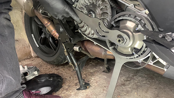 Removing the variator from the BMW C600 and C650