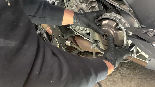 Removing the variator from the BMW C600 and C650