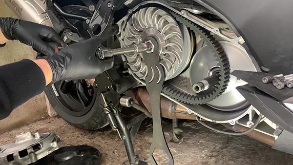 Dismantle the clutch-torque drive assembly from the BMW C600 and C650.