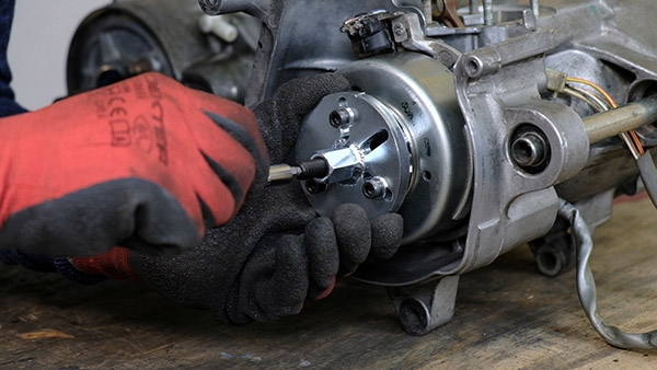 Remove the ignition rotor with the Easyboost flywheel puller