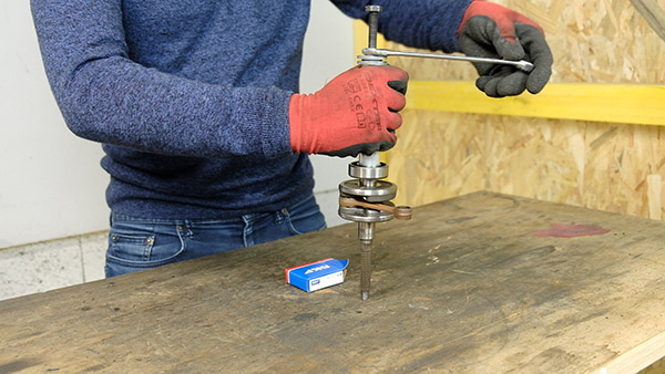 Tighten the nut of the Easyboost bearing mounting tool