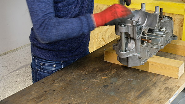Tighten the fixing screws of the motor housing